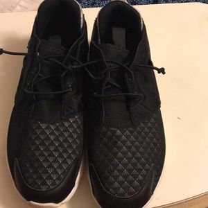 Black and white Reebok tennis shoes